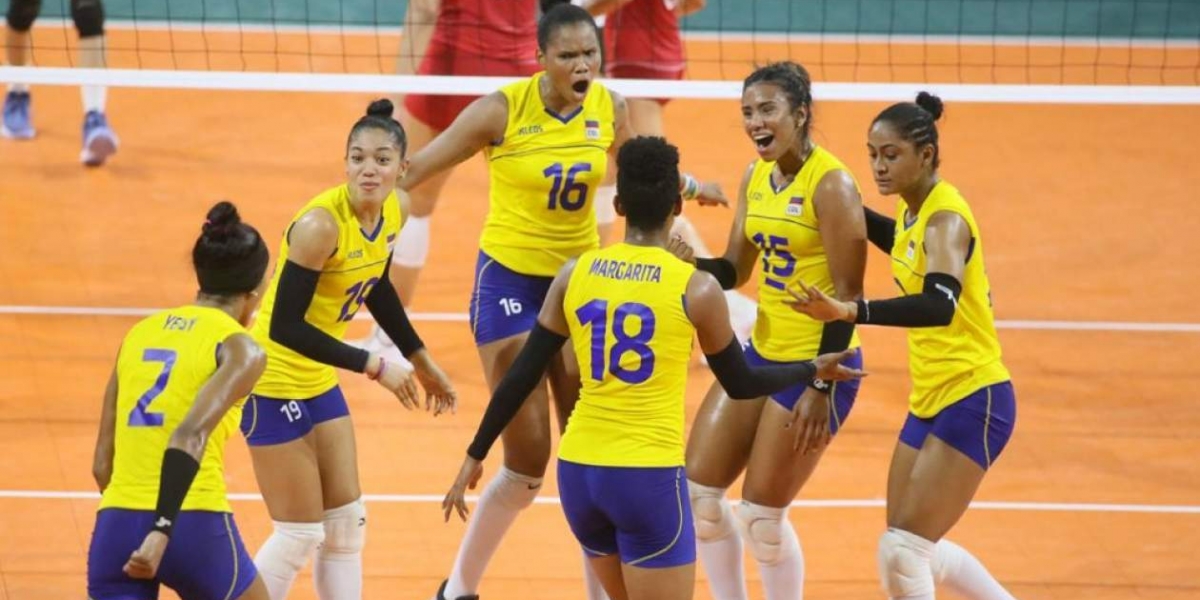 El equipo base de voleibol femenino durante el disputado partido ante México.