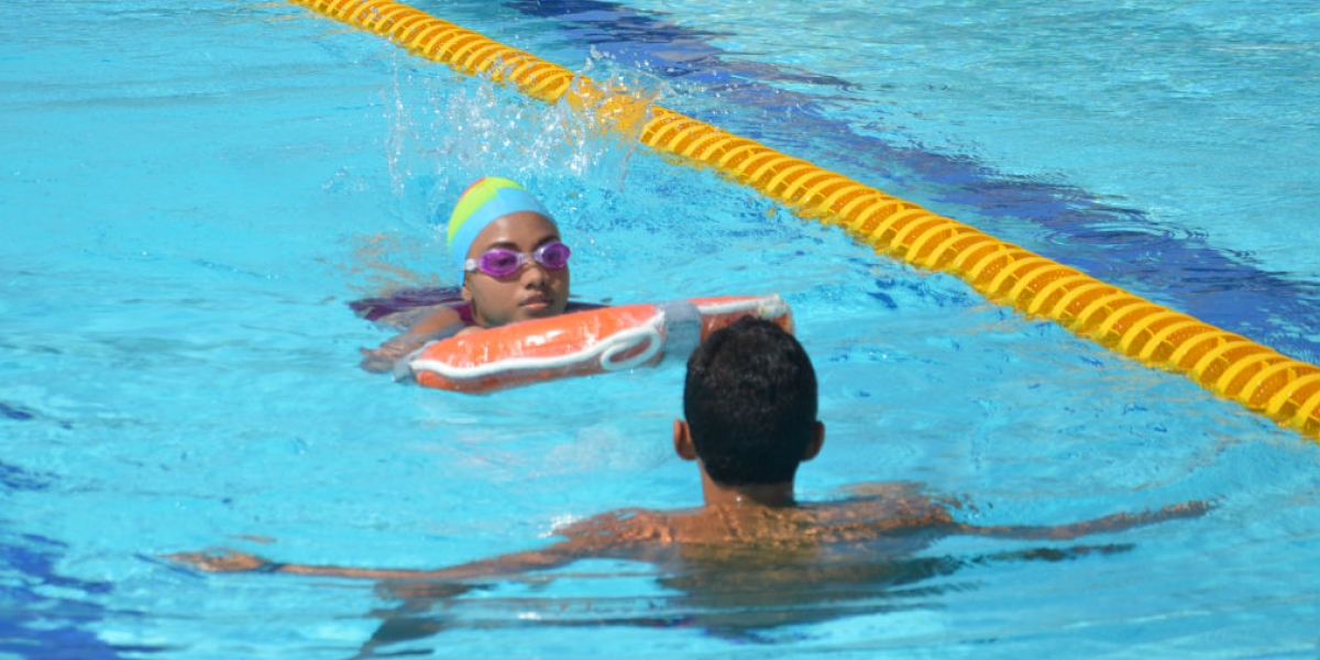 Con flotador y acompañada de salvavidas, presentó la prueba de natación la capitana de Sincelejo. 