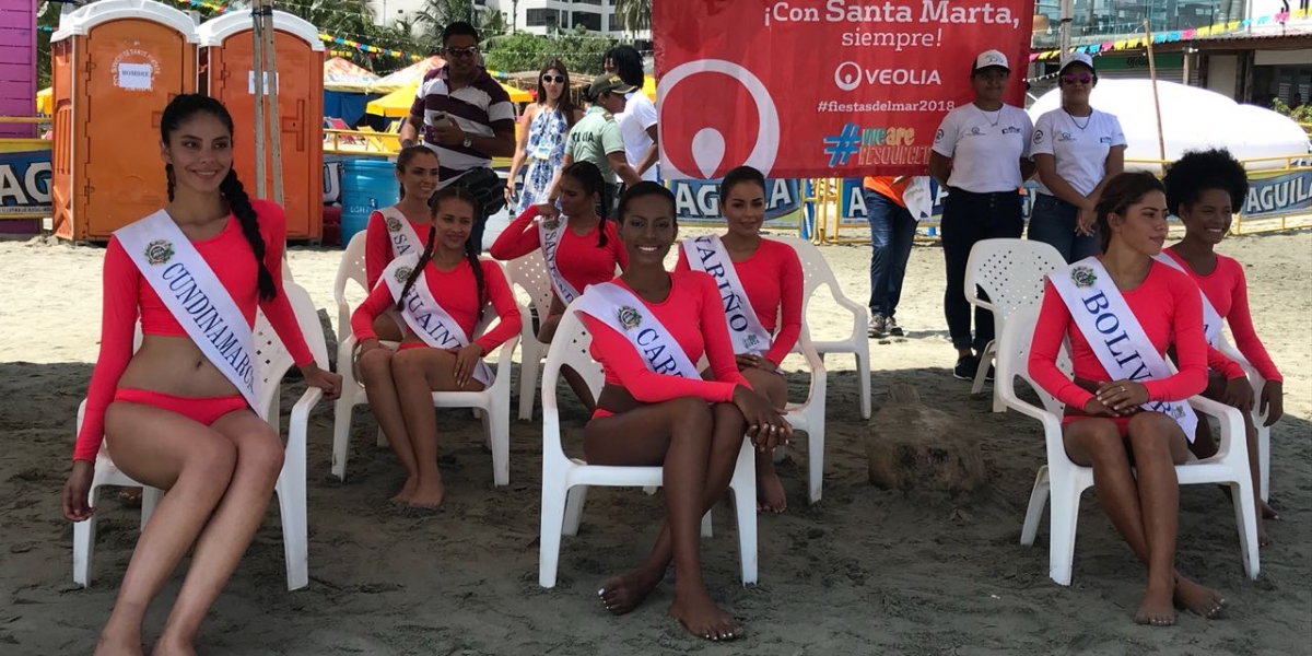 Las capitanas antes de presentar la prueba.