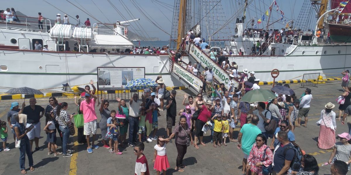 •	Familias completas se pasearon la bahía y el terminal, aportando al disfrute y goce de la Fiesta del Mar.