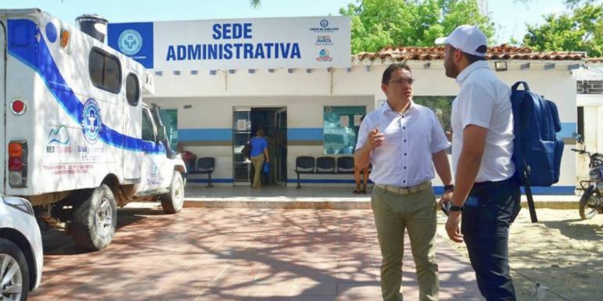 Fachada de la sede administrativa de la ESE Alejandro Próspero Reverend. Afuera, el alcalde Rafael Martínez y el secretario de salud, Julio Salas.