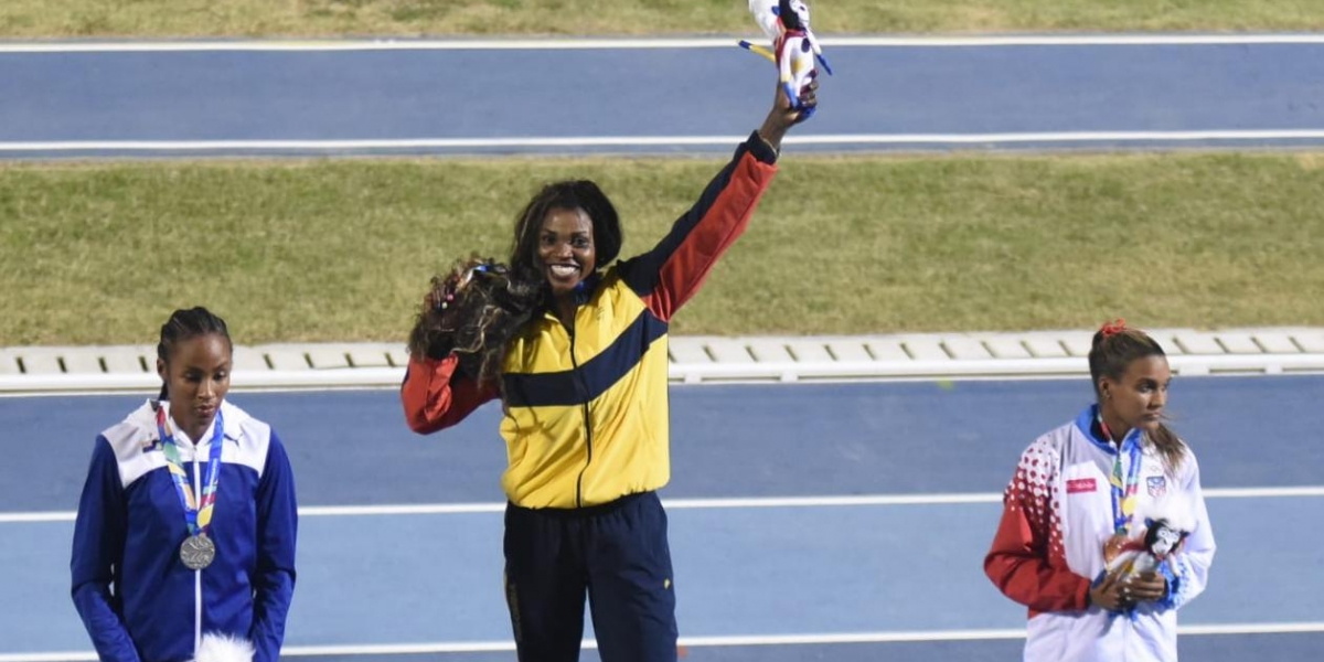 Caterine Ibargüen exhibiendo la medalla de oro.