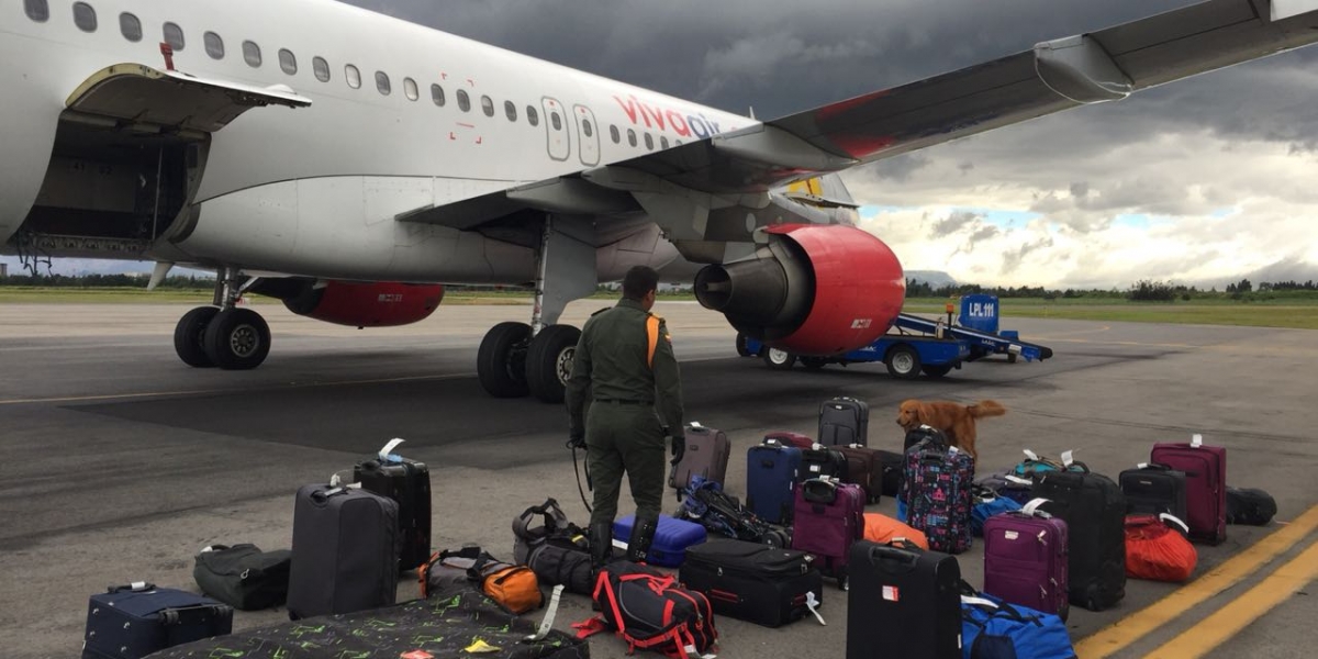 Al llegar a Bogotá, las maletas fueron revisadas por personal de seguridad del terminal aéreo.