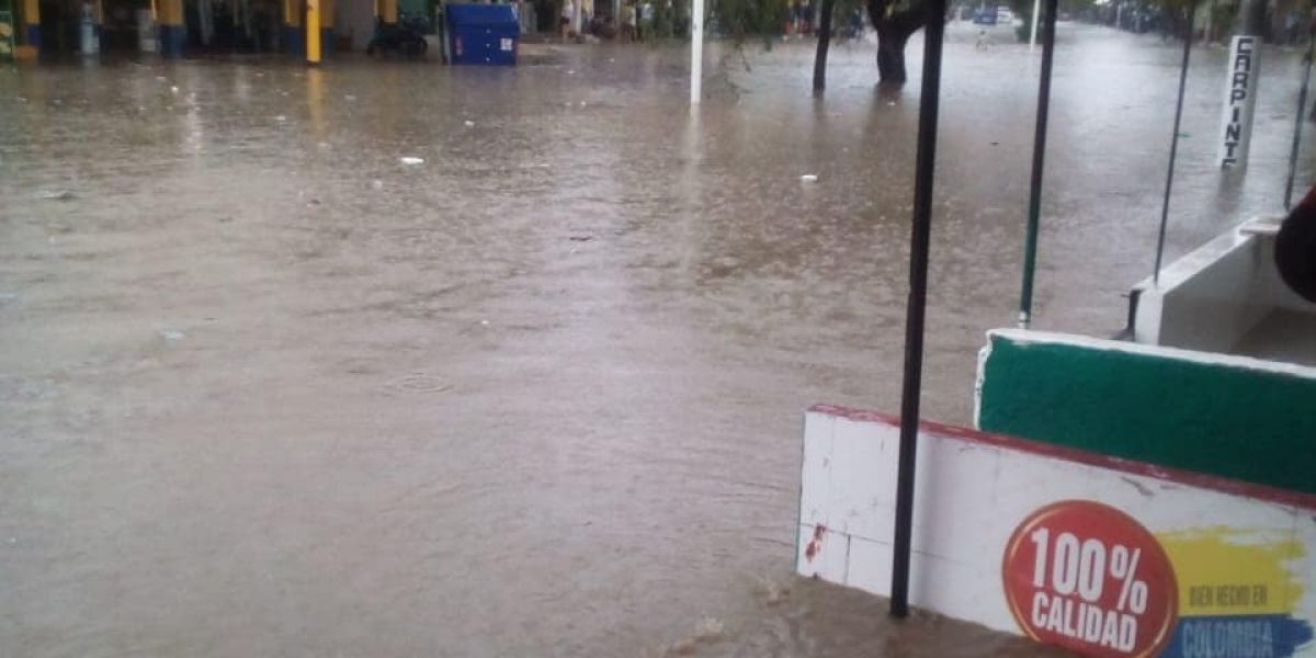 Anegación en la Avenida del Ferrocarril con calle 19.