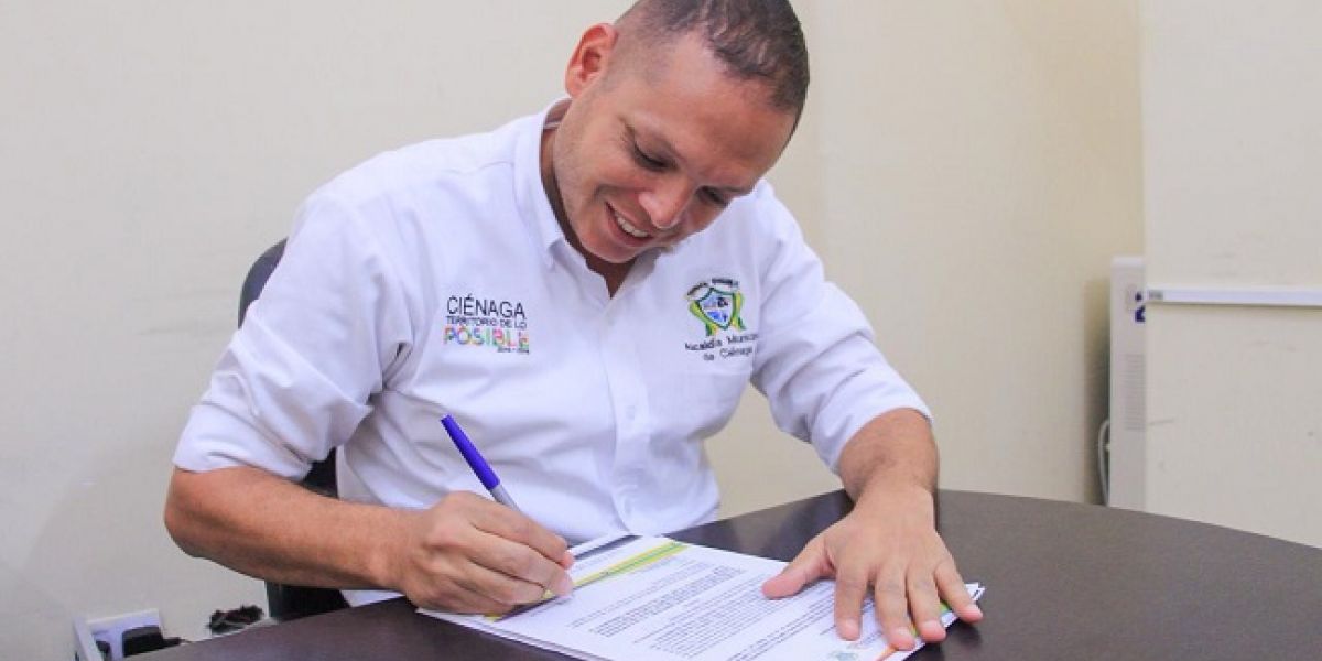 El alcalde de Ciénaga, Edgardo Pérez Díaz, firmó el contrato para el inicio de las obras.
