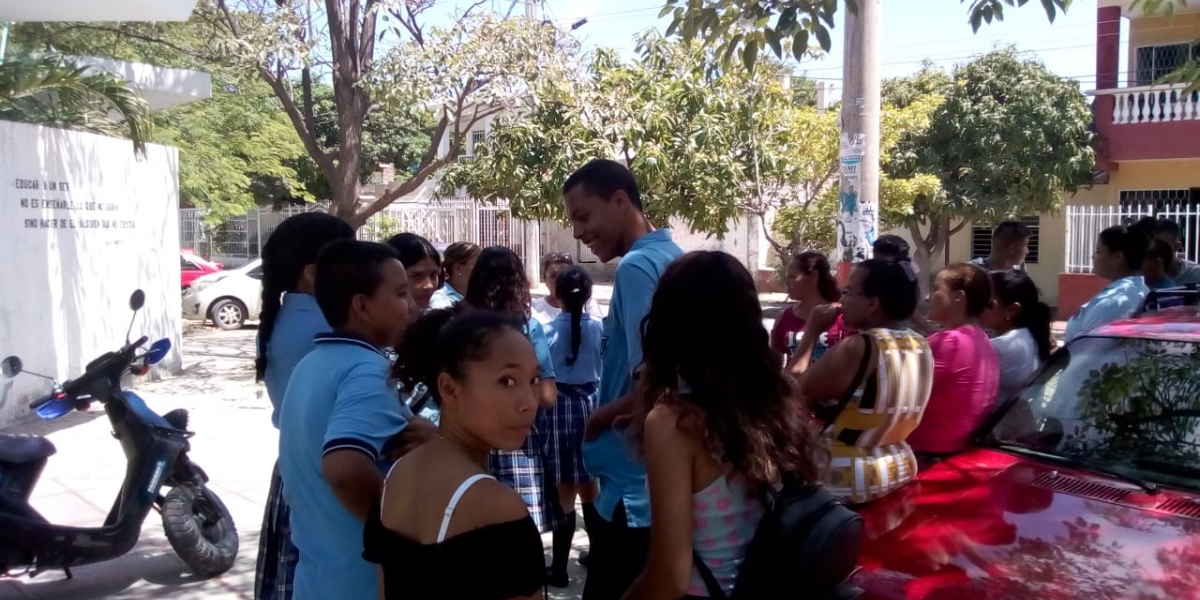 Seguimiento.co Estudiantes y padres de familia a la espera de una solución.