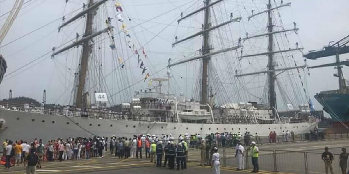 Visitantes a los veleros que llegaron a Santa Marta.