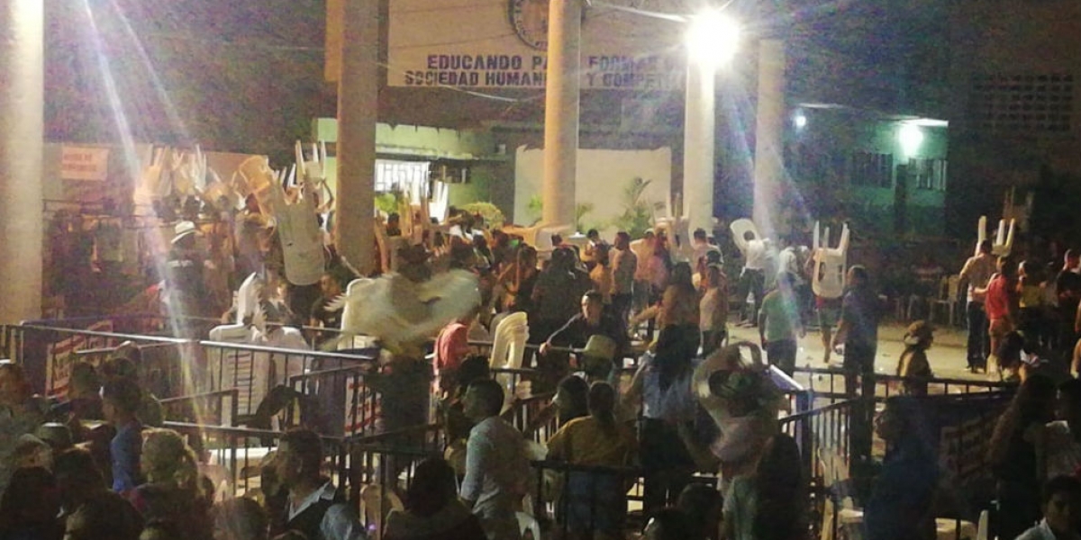 Cortesía. Momentos en que la gente se llevó las sillas del concierto.