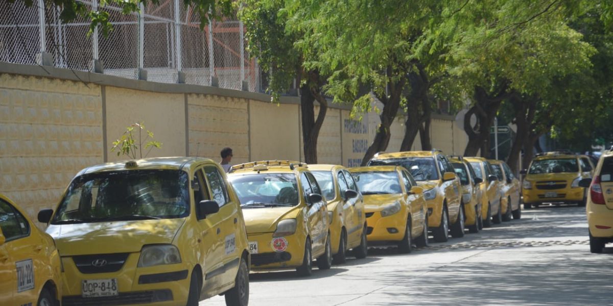 Taxis parqueados mientras los conductores pueden instalar el taxímetro. 