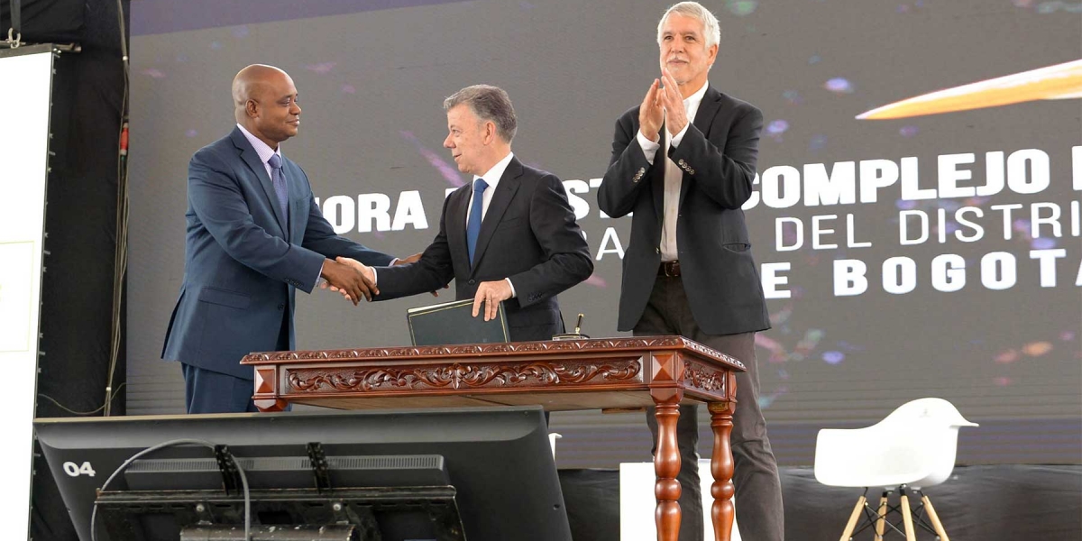 El presidente Juan Manuel Santos en la firma del decreto de la línea negra.