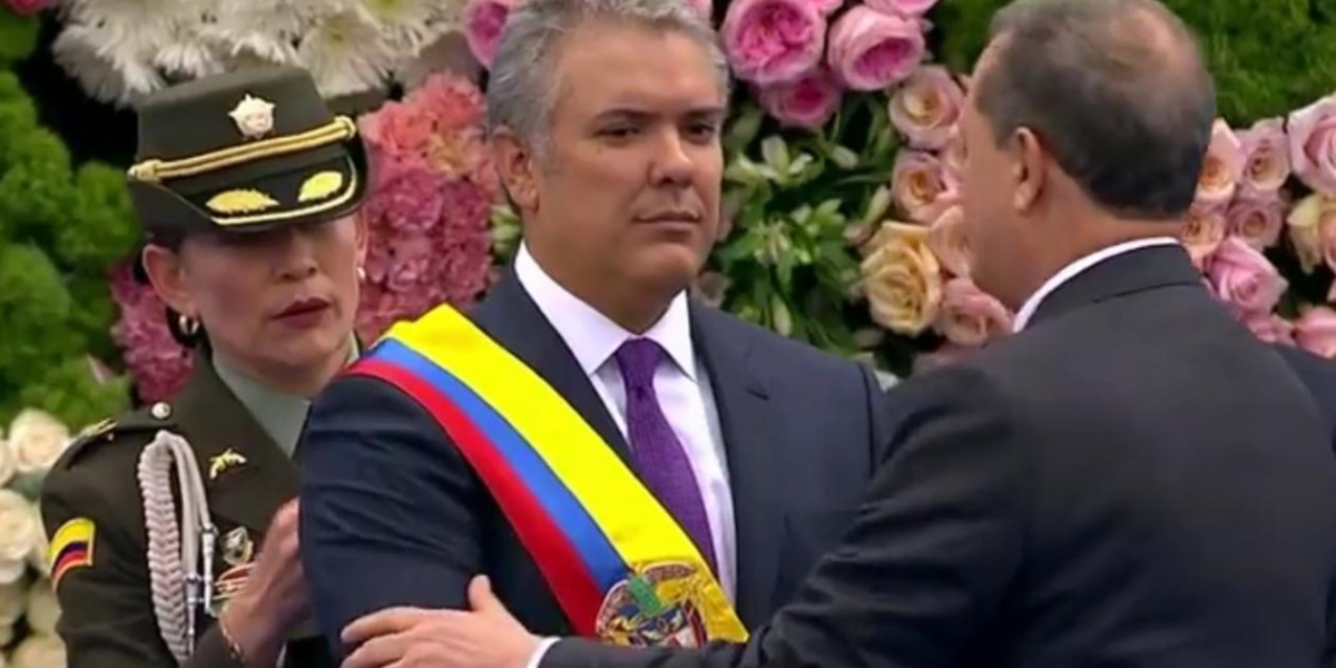 El Presidente del Congreso, Ernesto Macías, toma juramento del nuevo Presidente, Iván Duque.