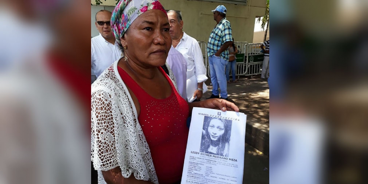 Mariela Medrano enseña la foto de su hija.