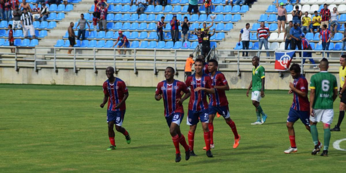 Unión goleó e ilusiona con el ascenso.