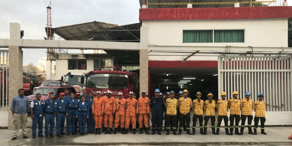 Unidades de organismo de socorro buscan acabar las llamas en la Sierra Nevada.