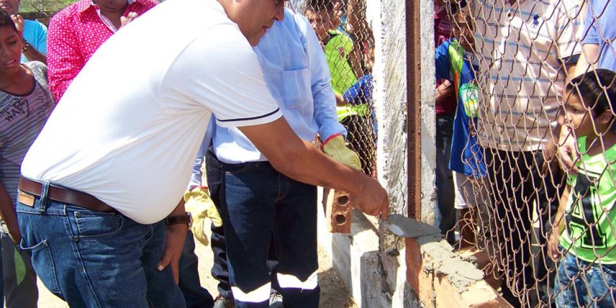 Cortesía El alcalde Jairo Molina de Arco puso la primera piedra del proyecto de nuevo estadio de fútbol.