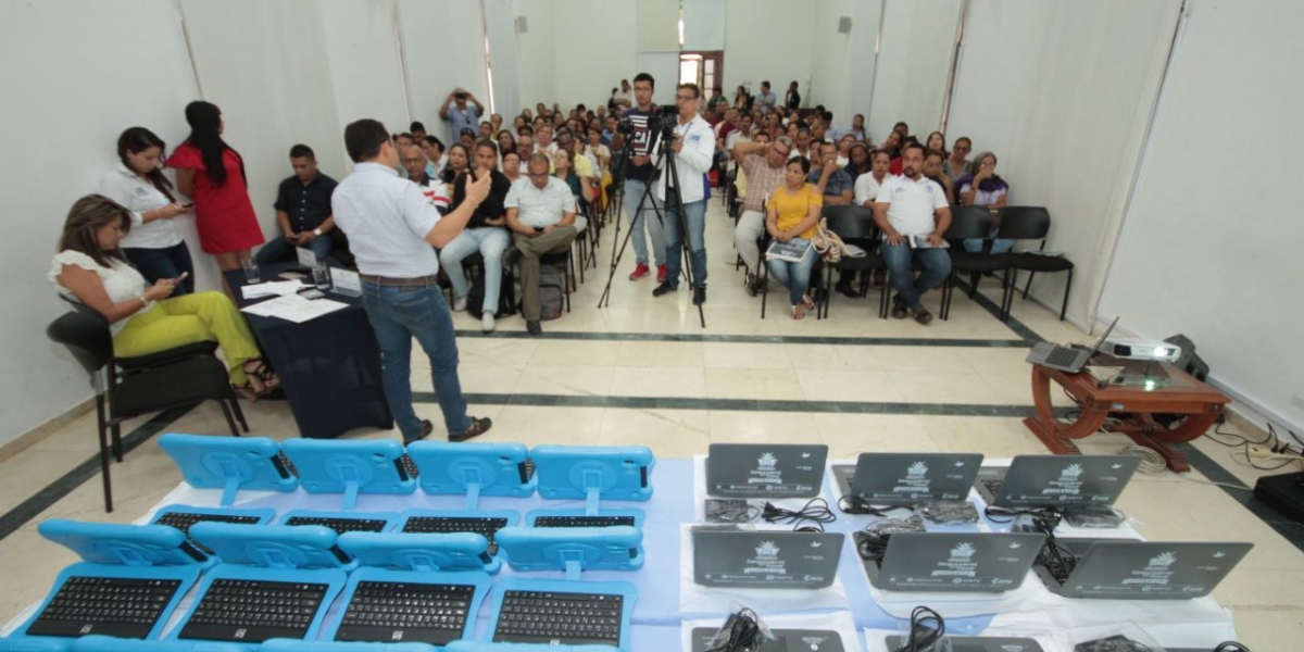 Prensa Alcaldía de Santa Marta. 95 docentes con tablets y 65 computadoras portátiles, para un total de 160 docentes dotados y beneficiados.