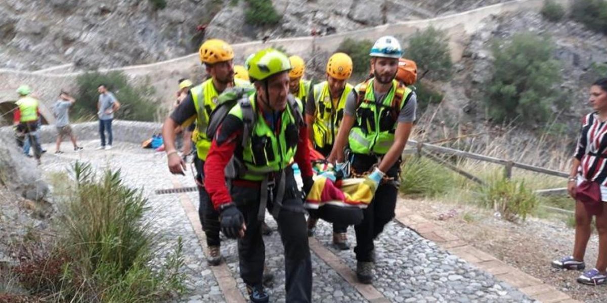 Miembros de los servicios de rescate retiran en camilla a un excursionista afectado por las inundaciones en la Garganta de Raganello en Civita, Italia.