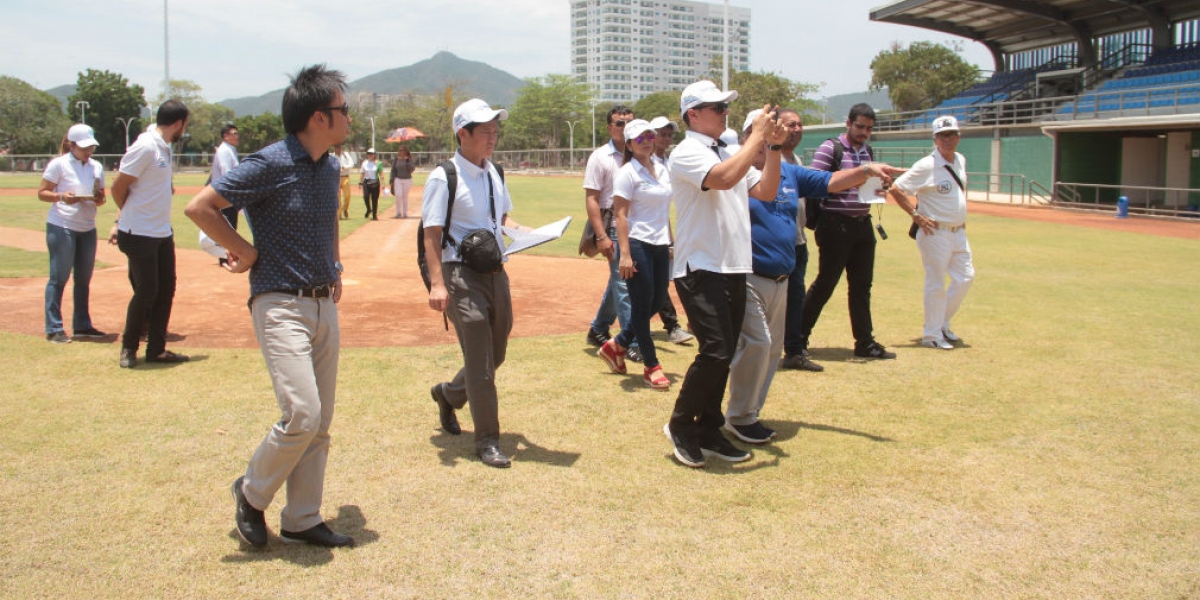 Miembros de la comisión internacional que visitó el estadio de béisbol para una revisión técnica.