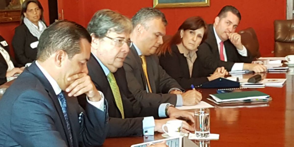 Gobernadora del Magdalena, en reunión con el Canciller.