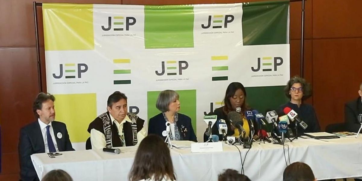 Magistrados de la Justicia Especial de Paz en rueda de prensa.