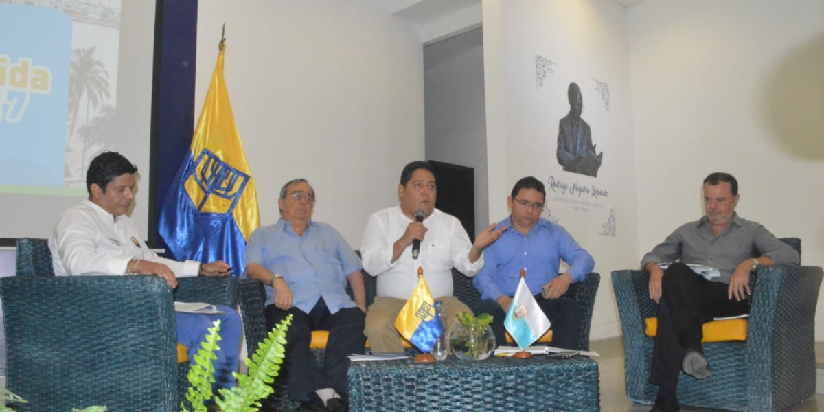 En el panel estuvo, además del rector Vera y el alcalde Martínez, el rector de la U. Sergio Arboleda, Alfredo Méndez, y el director de la Cámara de Comercio, César Riascos. Moderó Lucas Gutiérrez de Santa Marta Cómo Vamos.