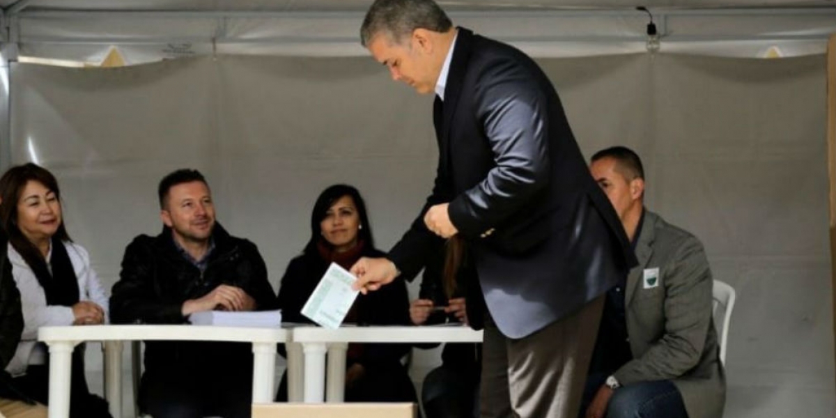 Iván Duque votando en la consulta anticorrupción. 