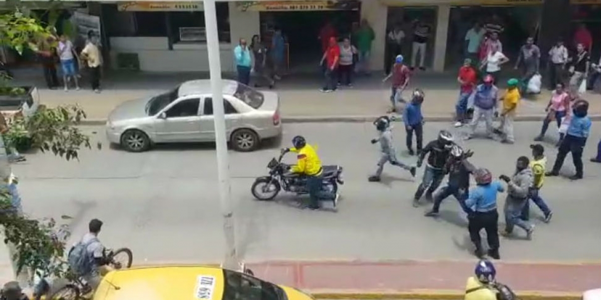 Comunidad ayuda al mototaxista para que se vaya del lugar. 