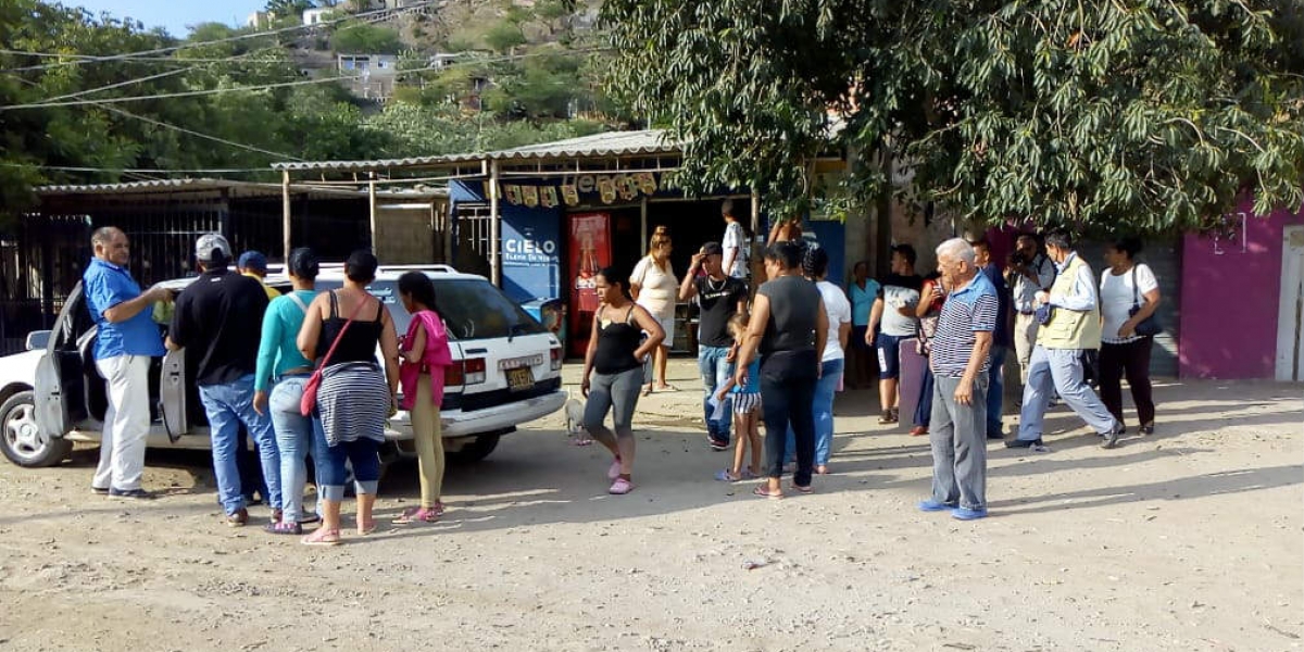 El cuerpo fue sacado de la vivienda para llamar la atención de las personas y que ayuden para poder sepultarla. 