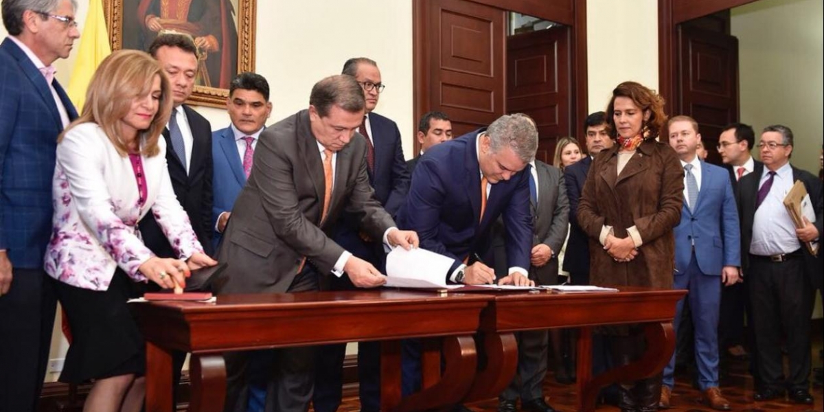 Presidente Duque, radicando el proyecto de ley.