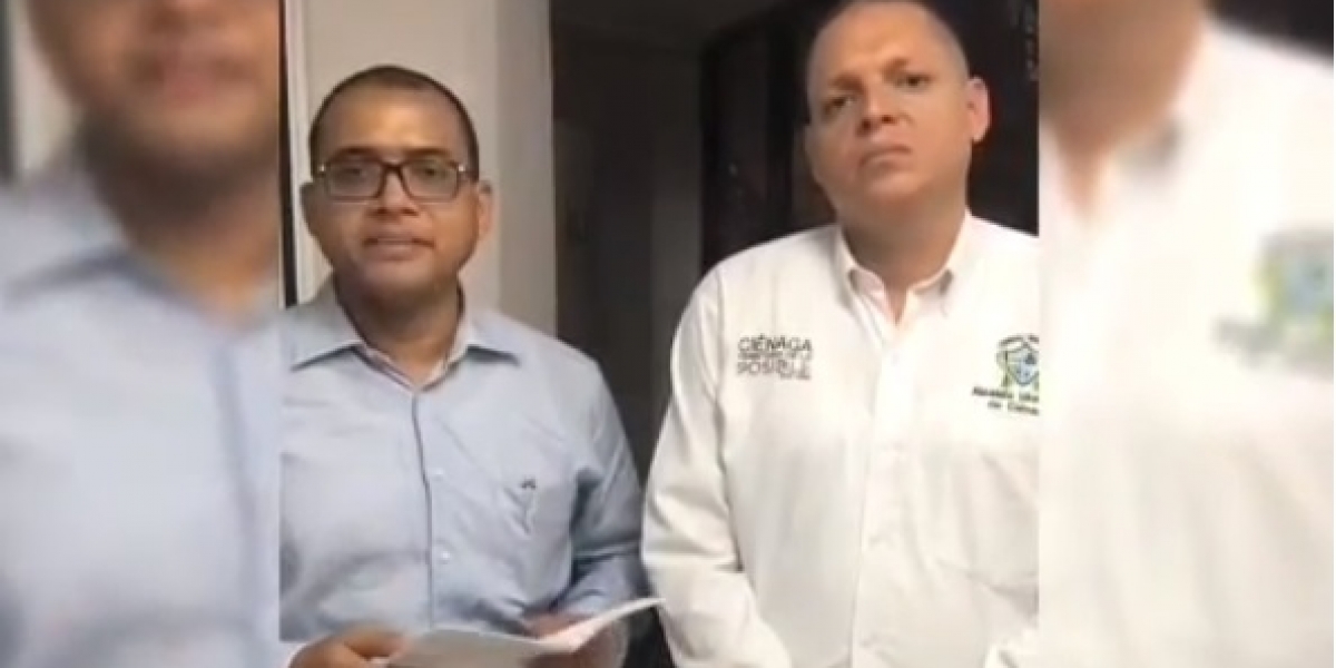 El abogado Álex Fernández acompañando al alcalde de Ciénaga, Edgardo Pérez.