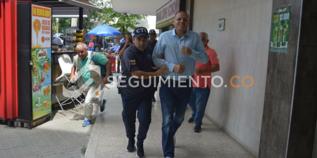 Escoltado por agentes de la Policía y Fiscalía, llegó el Edgardo Pérez al centro judicial.