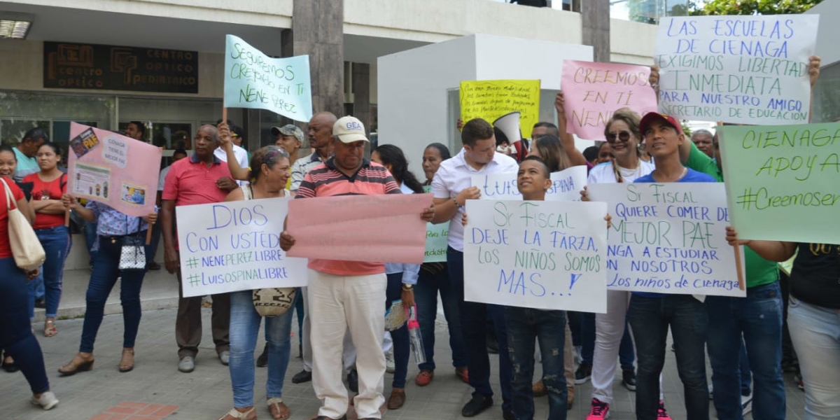 Con pancartas, sus seguidores le manifiestan su apoyo al Alcalde de Ciénaga.
