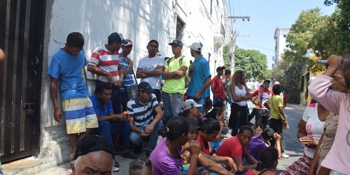 El Informador A diario cientos de venezolanos se apostan a las afueras del San Juan de Dios a pedir un plato de comida.