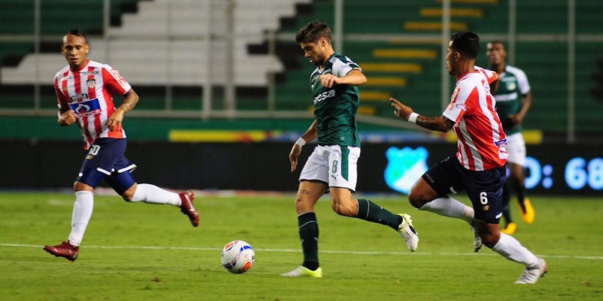 Matías Cabrera intentando superar la marca de James Sánchez y Jarlan Barrera.