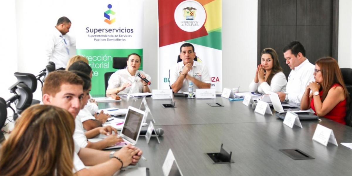 Zonacero.com María Paula Jaramillo, Superintendente de Servicios Públicos (e) y el Gobernador de Bolívar, Dumek Turbay.