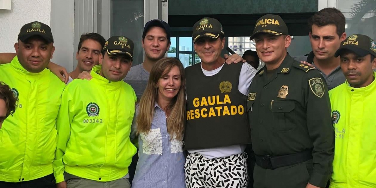 Rodolfo Fito Acosta, su esposa y personal de Policía. 