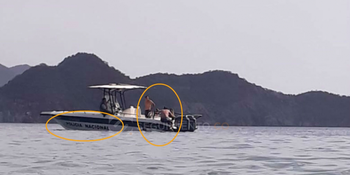 Seguimiento.co Esta es la lancha de la Policía Nacional utilizada, aparentemente, para uso recreacional.