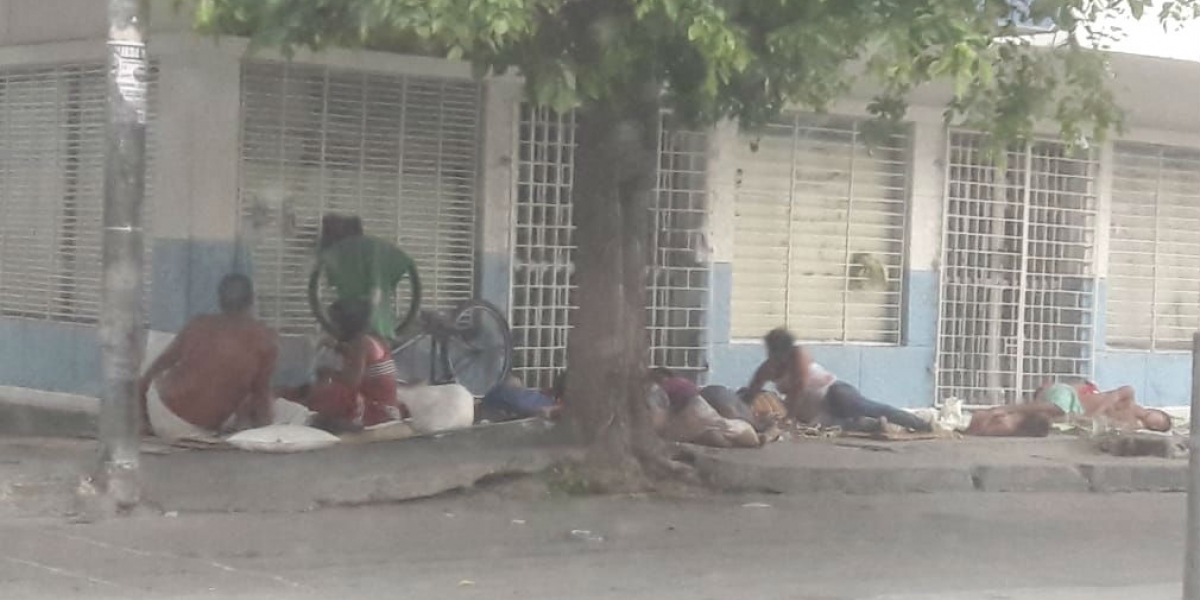 Venezolanos durmiendo en andenes de la ciudad.
