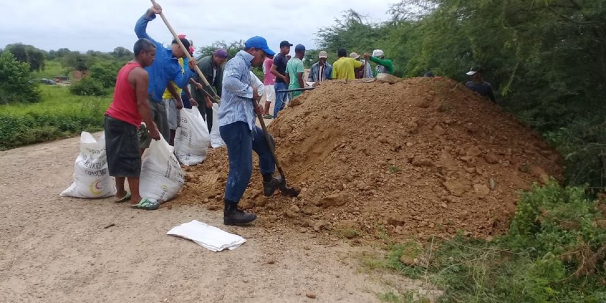 El muro de contención está siendo construido con el apoyo de la comunidad de Plato.