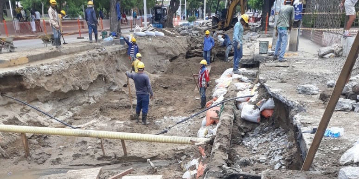 Operarios trabajan para reparar el daño.