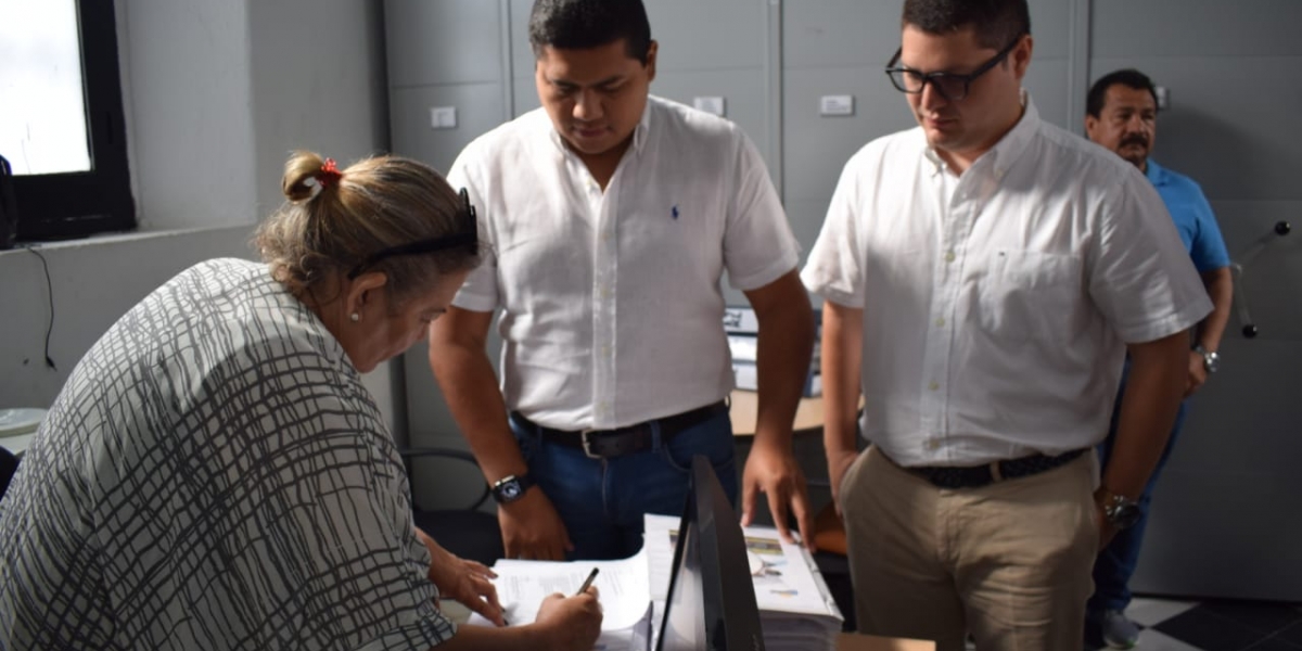 Aspecro de la entrega del documento en las instalaciones de la Secretaría de Planeación del Distrito.