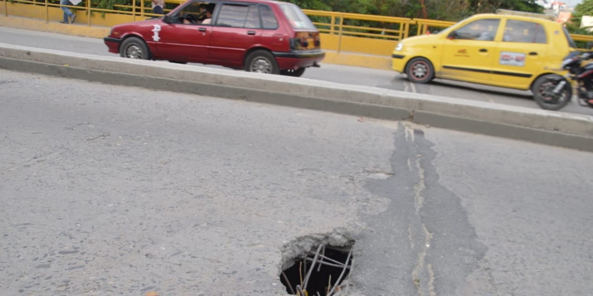 La grieta sobre el puente El Mayor. 