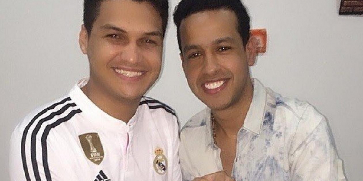  El cantante Elder Dayan Díaz junto a su fallecido hermano Martín Elías.