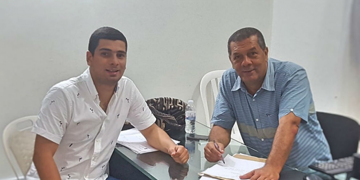 Suministrada El registrador Eduardo Noguera, en su oficina, acompañado de su abogado, José Manuel Noguera.