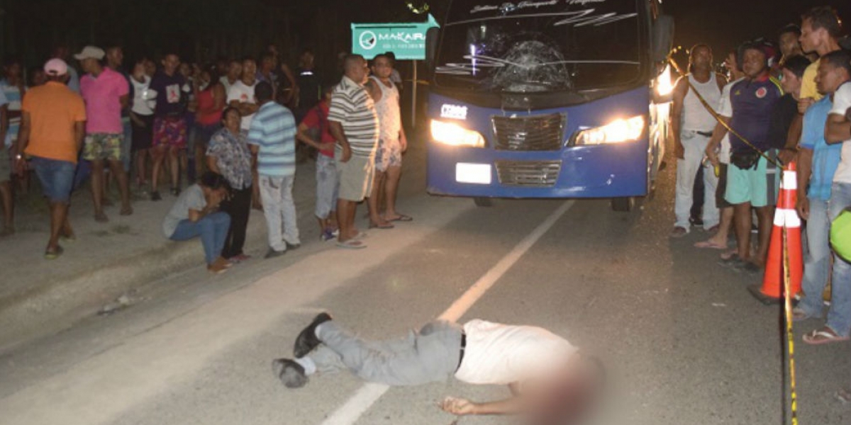 El cuerpo del anciano quedó tendido en la carretera.