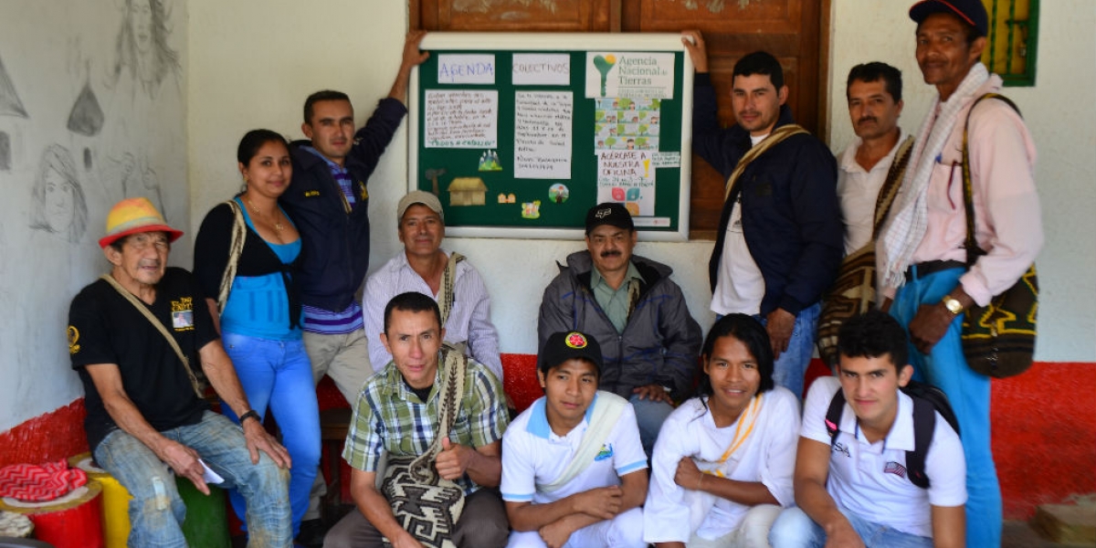 Líderes veredales de la zona alta de Minca, en Santa Marta, conformaron el comité editorial del periódico mural para organizar la información institucional y comunitaria.