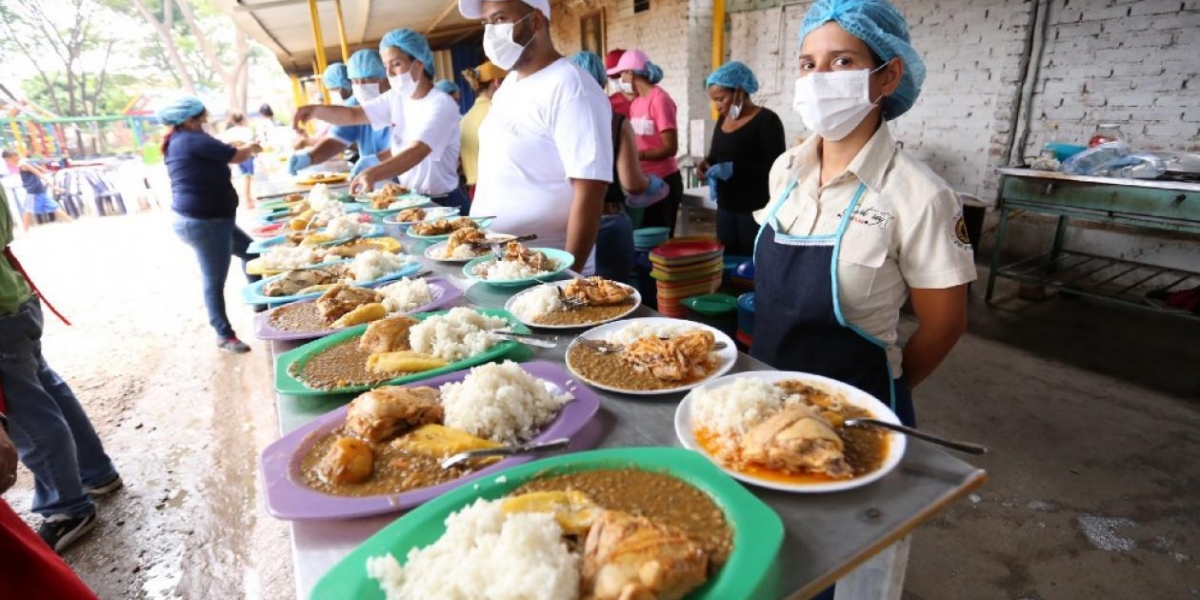 Voluntarios esperan con comidas calientes a los beneficiarios que llegan diariamente. 