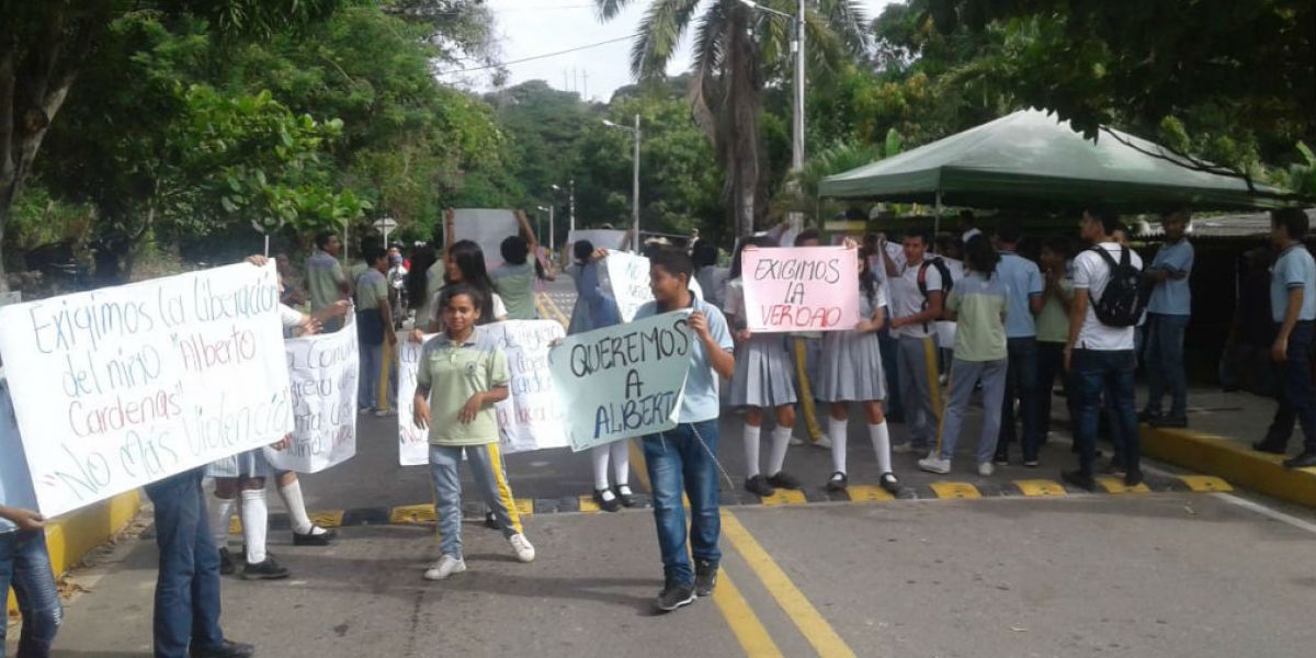 Protestas en vía a Minca, por parte de comunidad que exige la aparición del menor Alberto Cardona Sanguino.