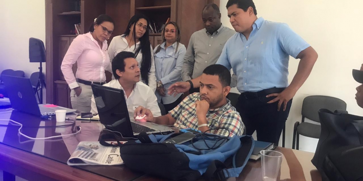 Funcionarios de la Gobernación y la Alcaldía revisan los documentos del proyecto de doble calzada a El Rodadero