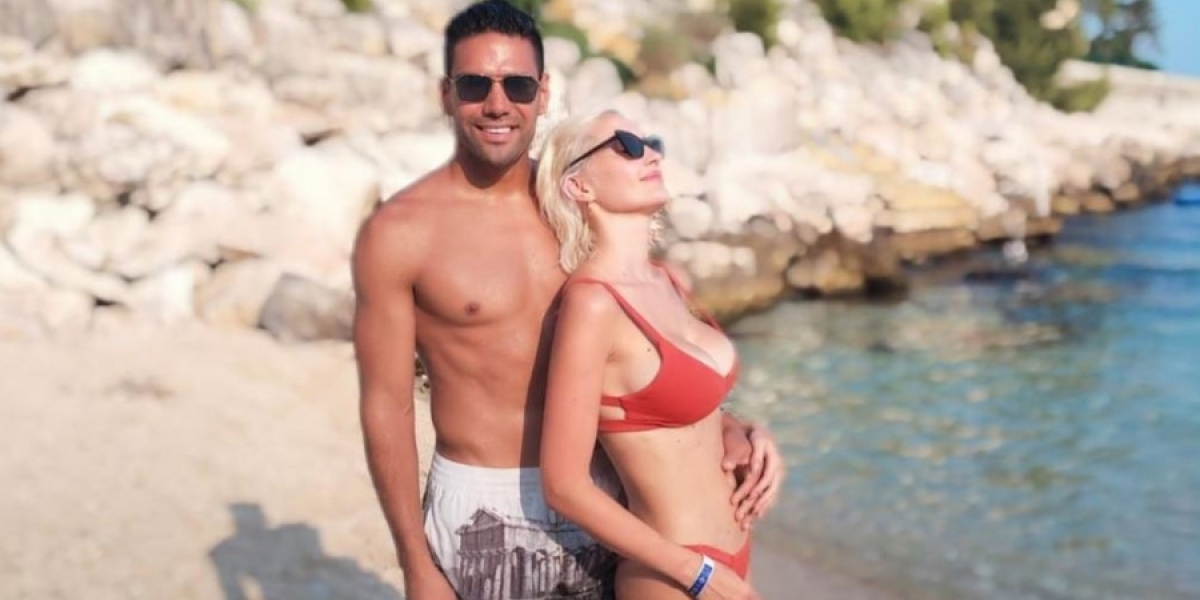 Falcao García, futbolista, con su esposa Lorelei Tarón, cantante. 